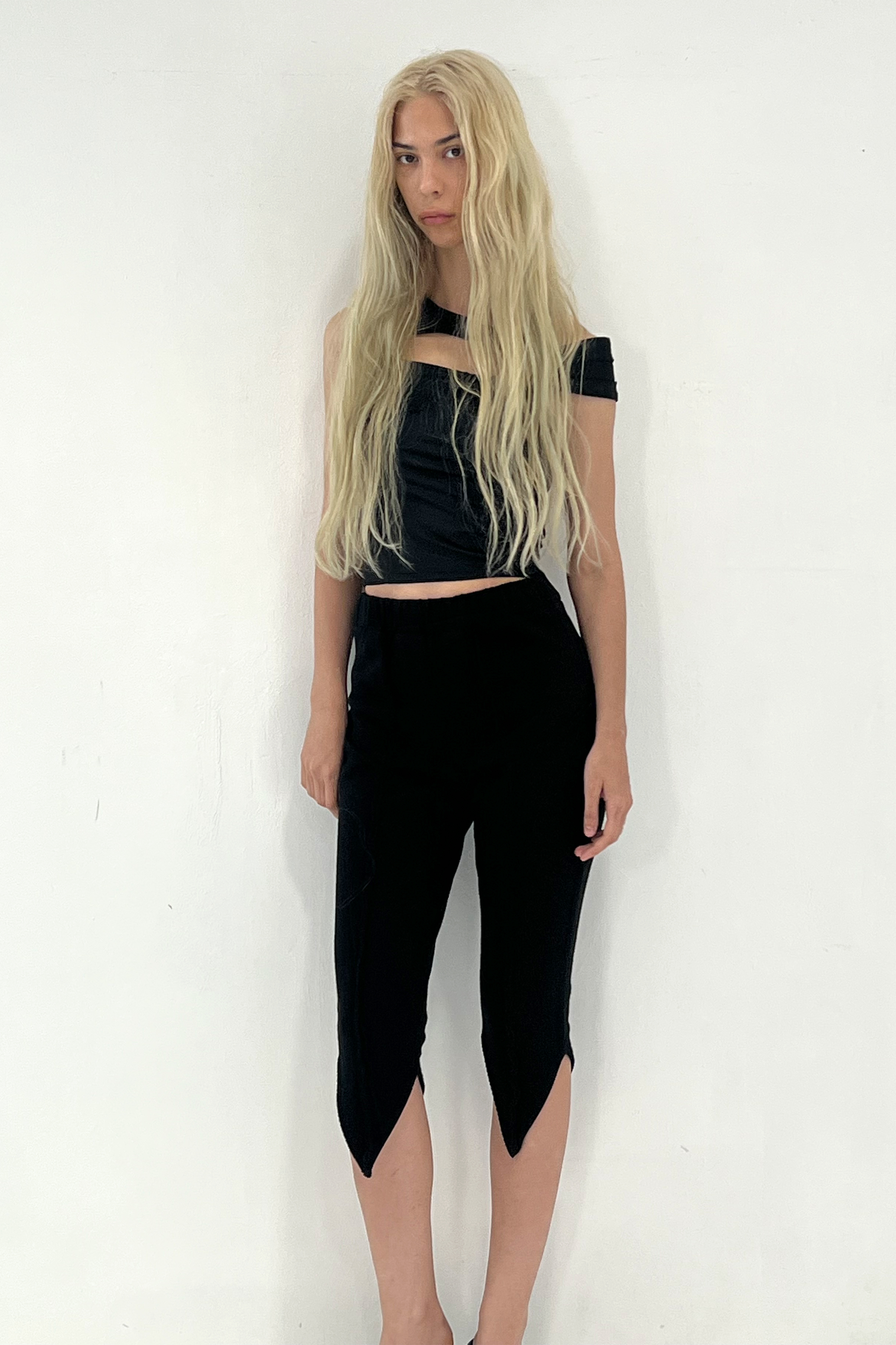 V CUT RIB HALF PANTS / BLACK