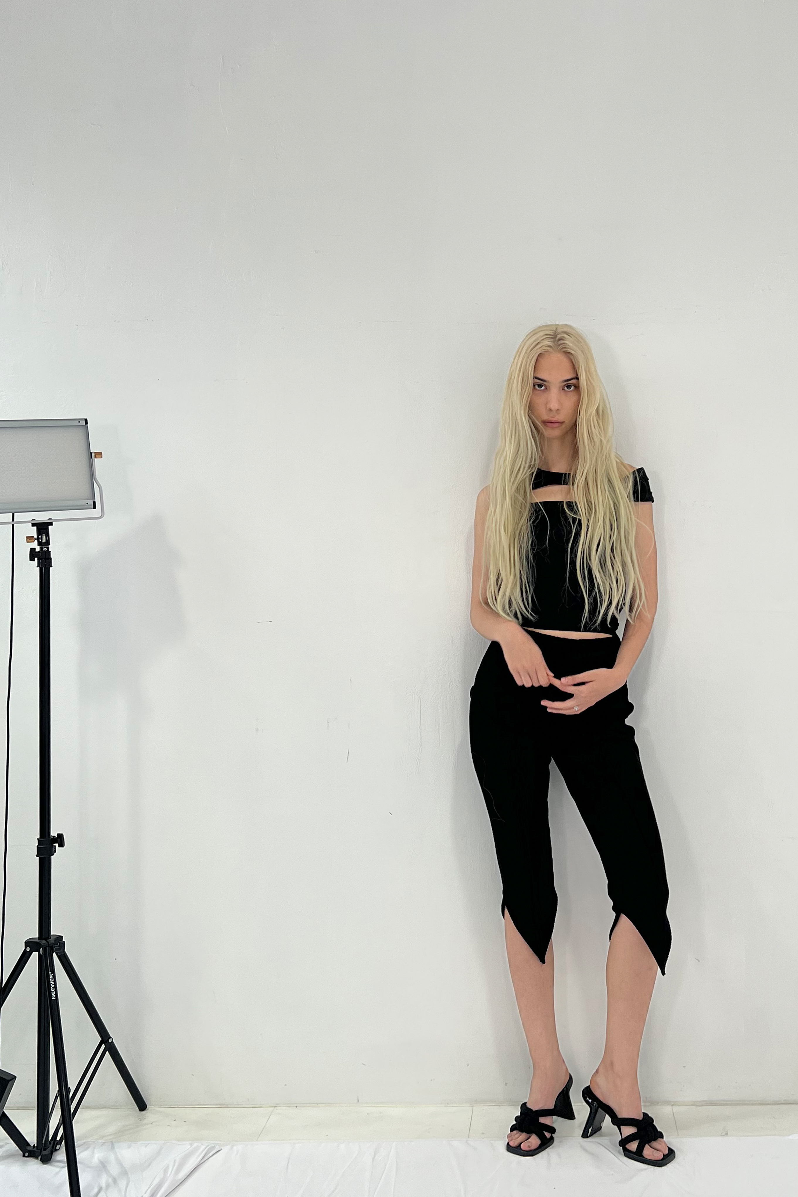 V CUT RIB HALF PANTS / BLACK