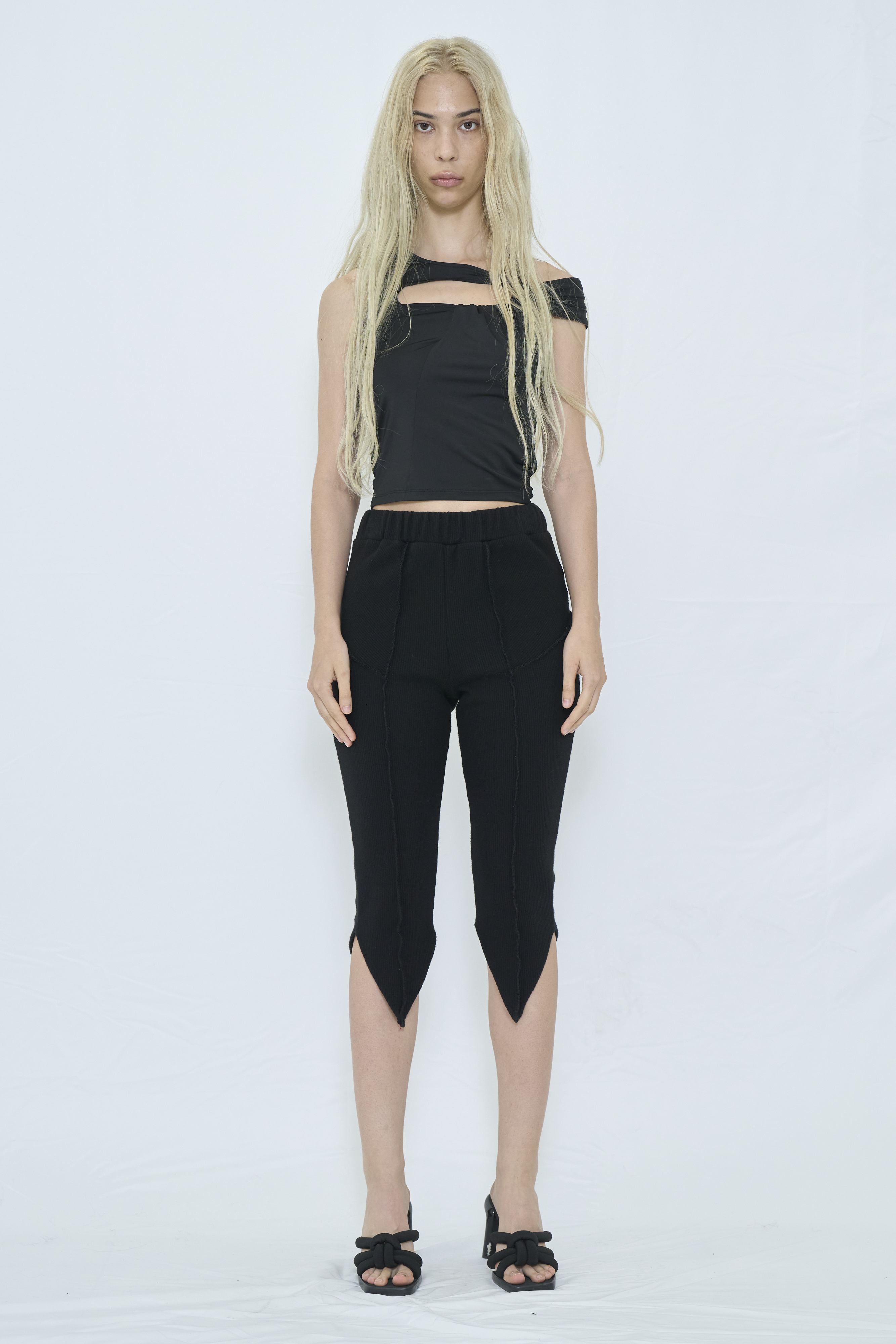 V CUT RIB HALF PANTS / BLACK
