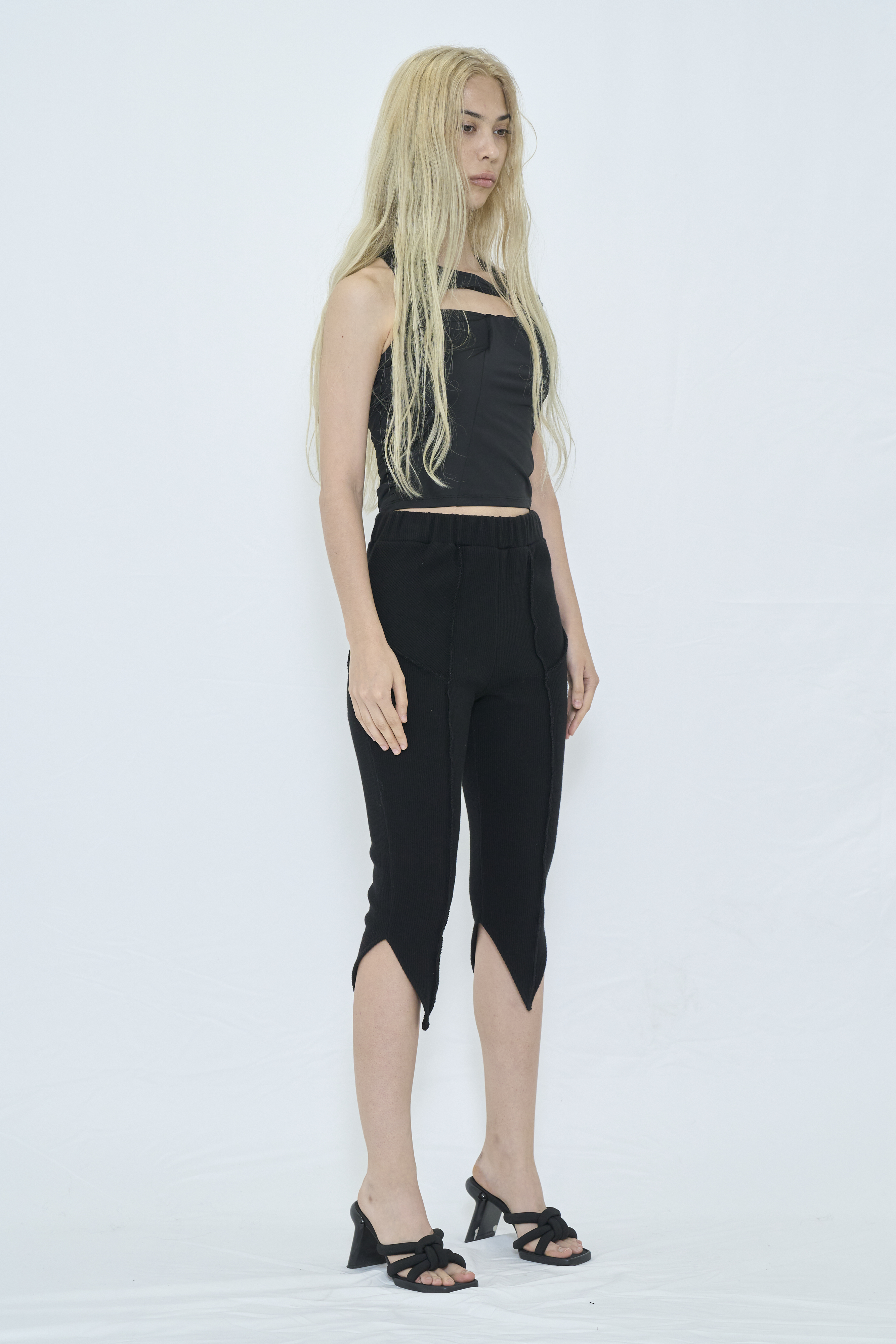 V CUT RIB HALF PANTS / BLACK