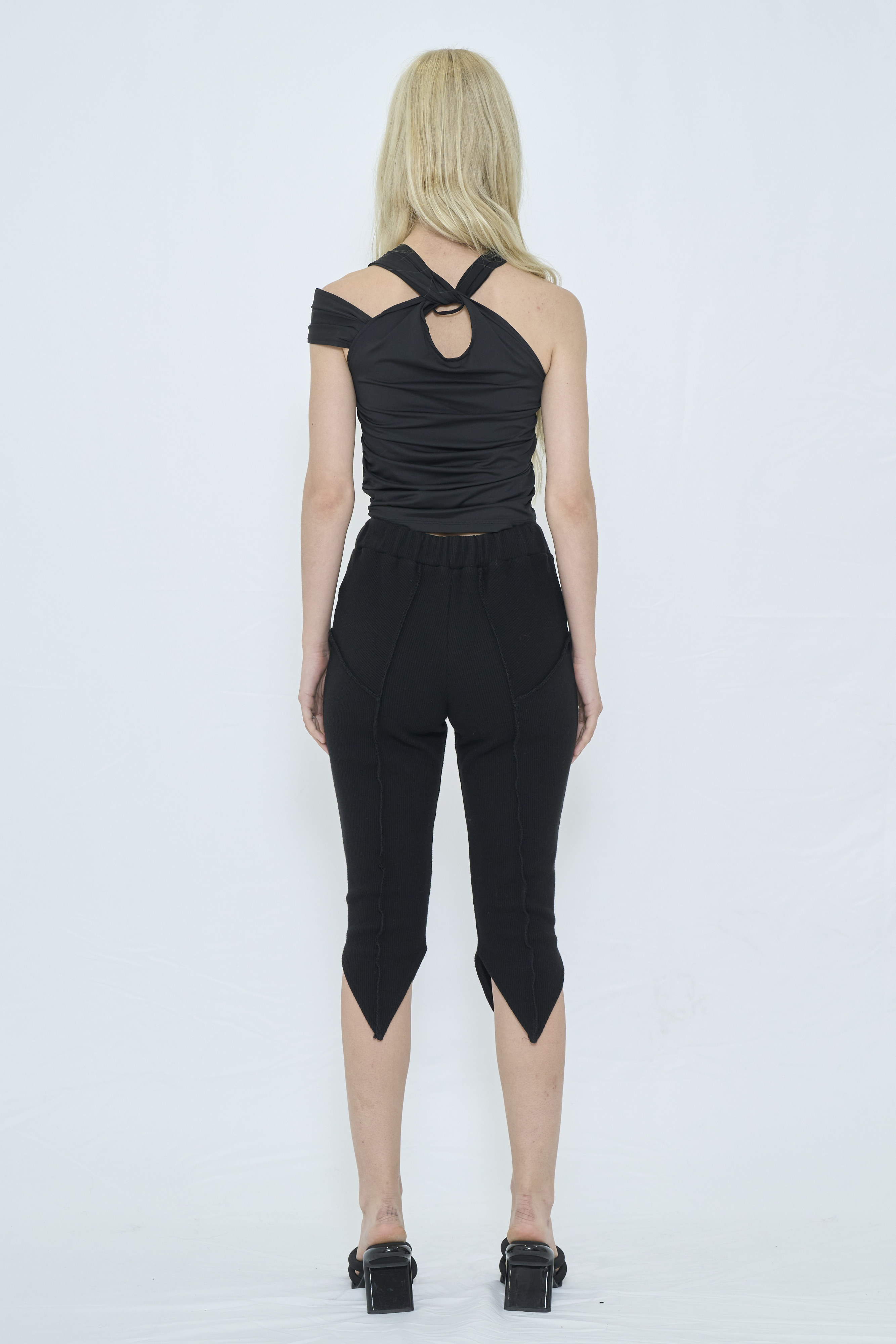 V CUT RIB HALF PANTS / BLACK