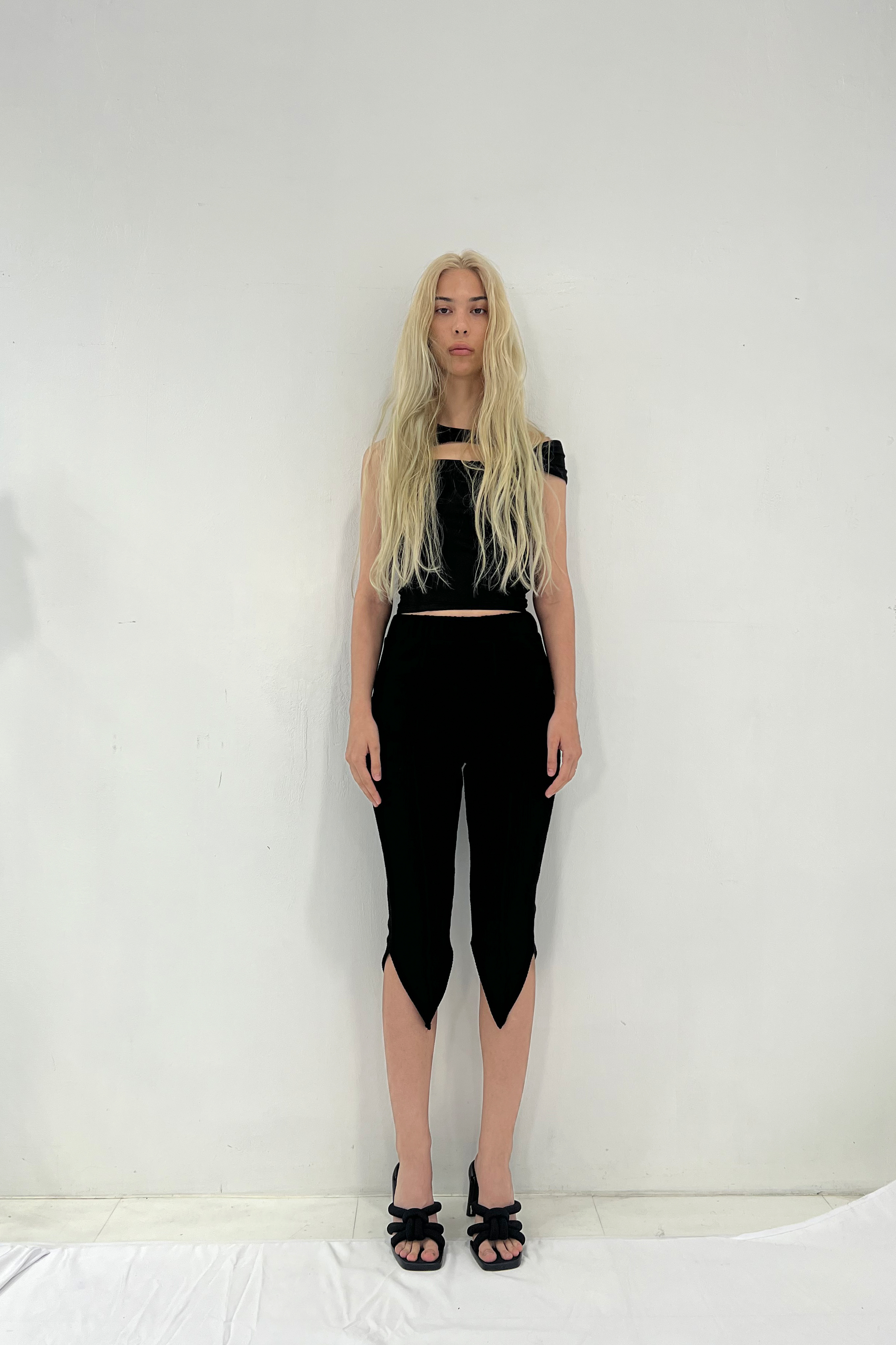 V CUT RIB HALF PANTS / BLACK