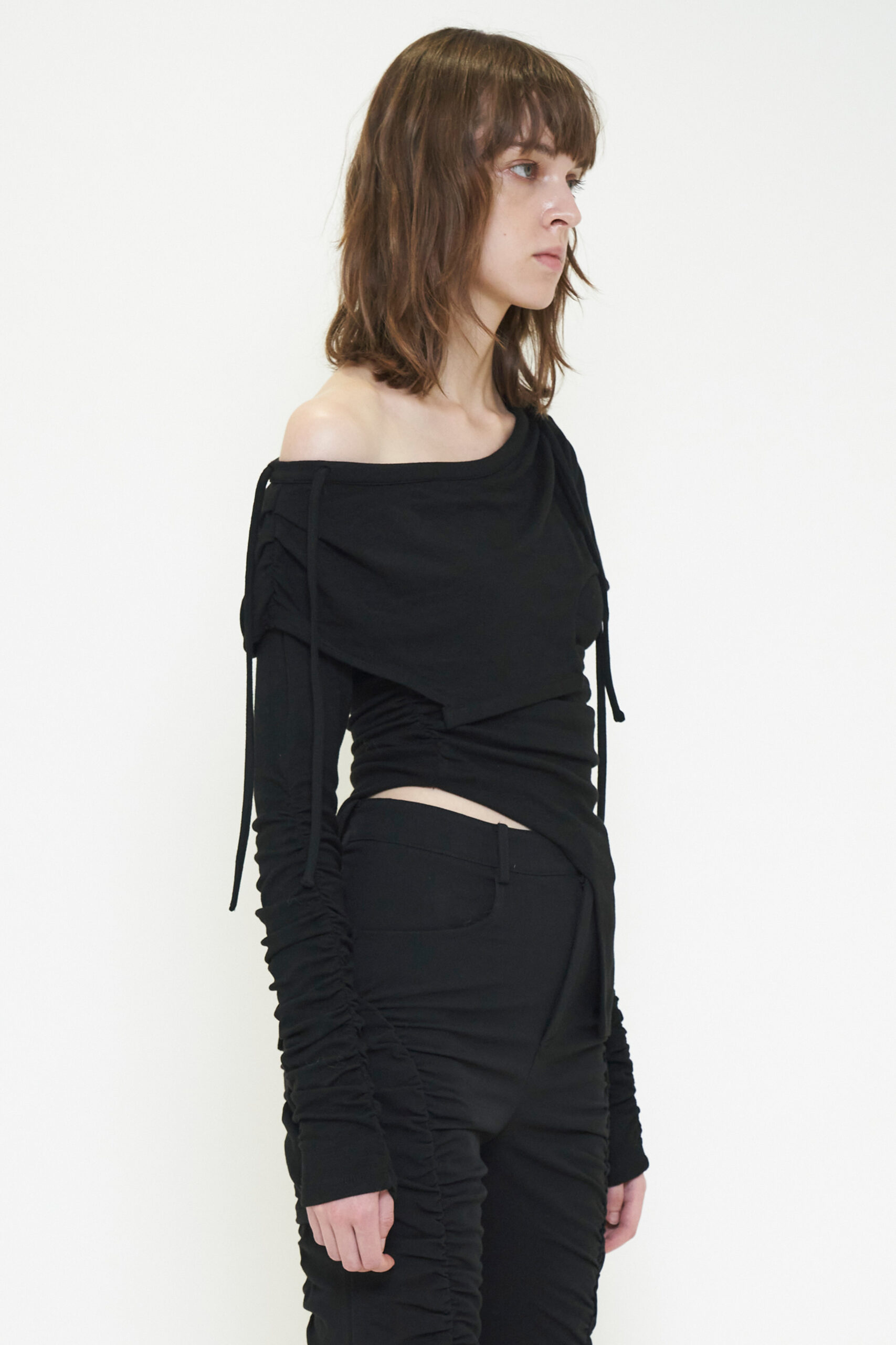 DEFORMATION OFF SHOULDER TOP / BLACK