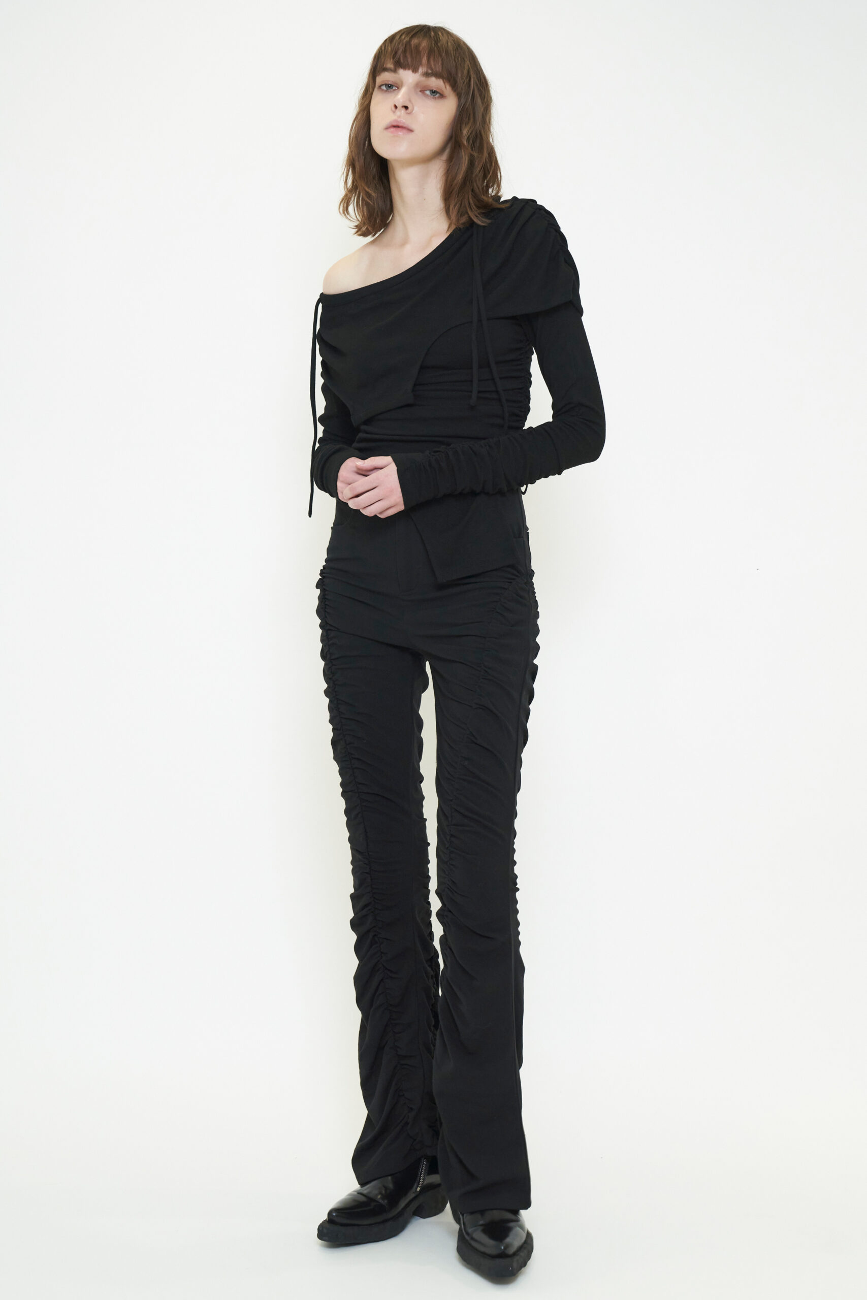 DEFORMATION OFF SHOULDER TOP / BLACK