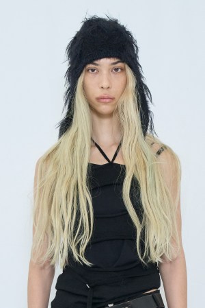 FLUFFY BEANIE / BLACK