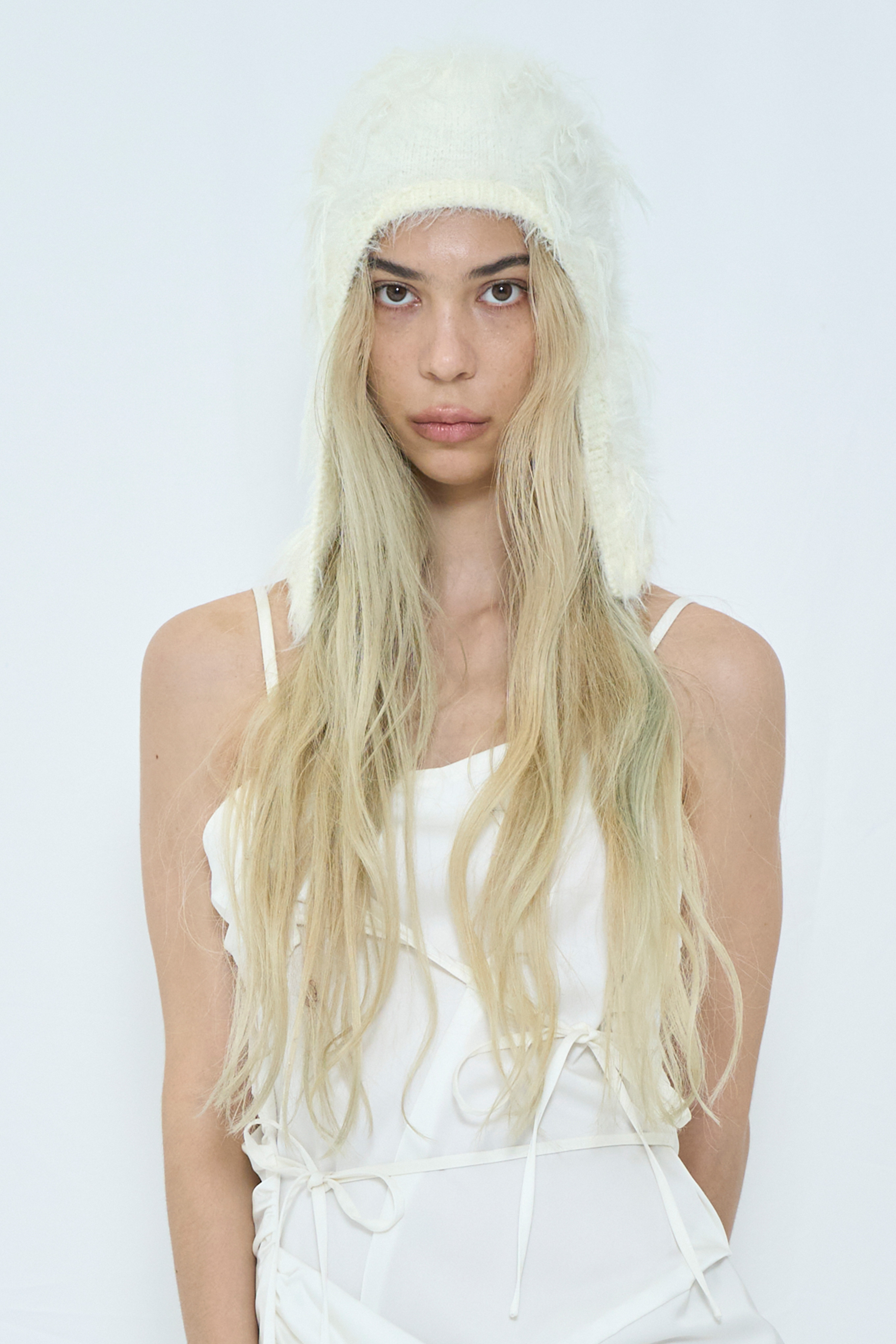 FLUFFY BEANIE / WHITE