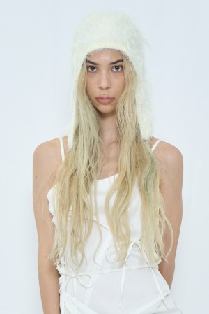 FLUFFY BEANIE / WHITE