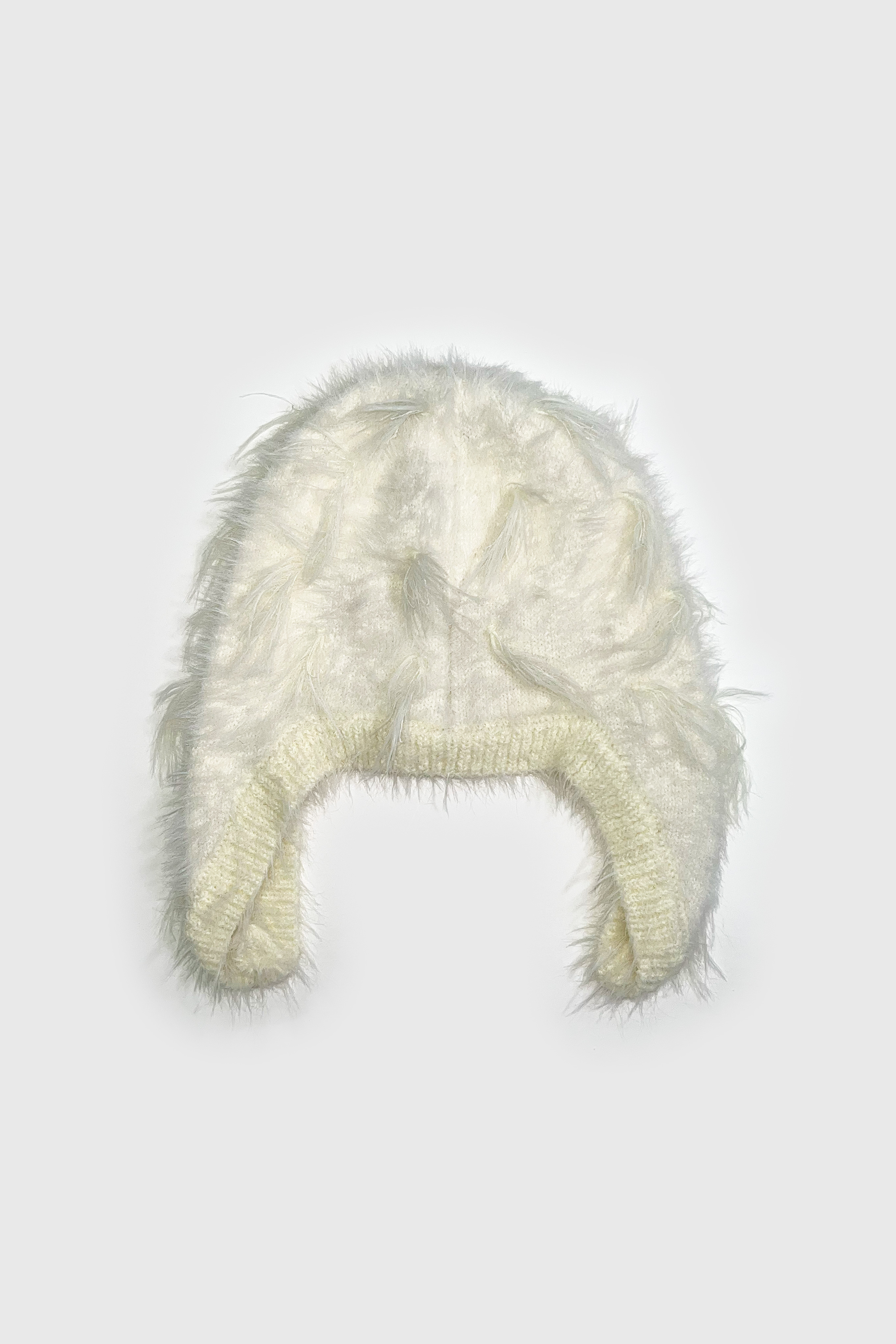 FLUFFY BEANIE / WHITE