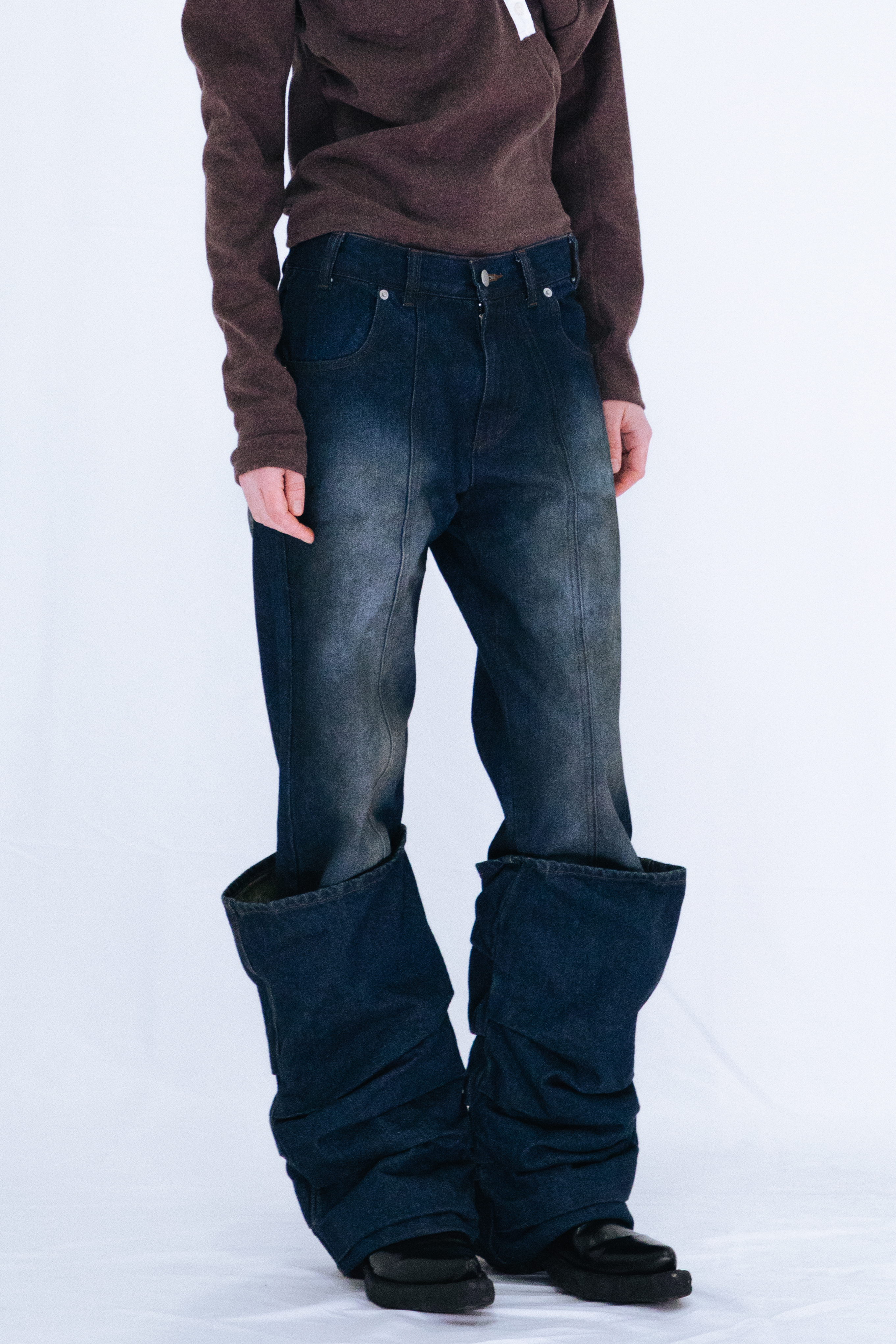 OVERLAP TUCK DENIM PANTS / NAVY
