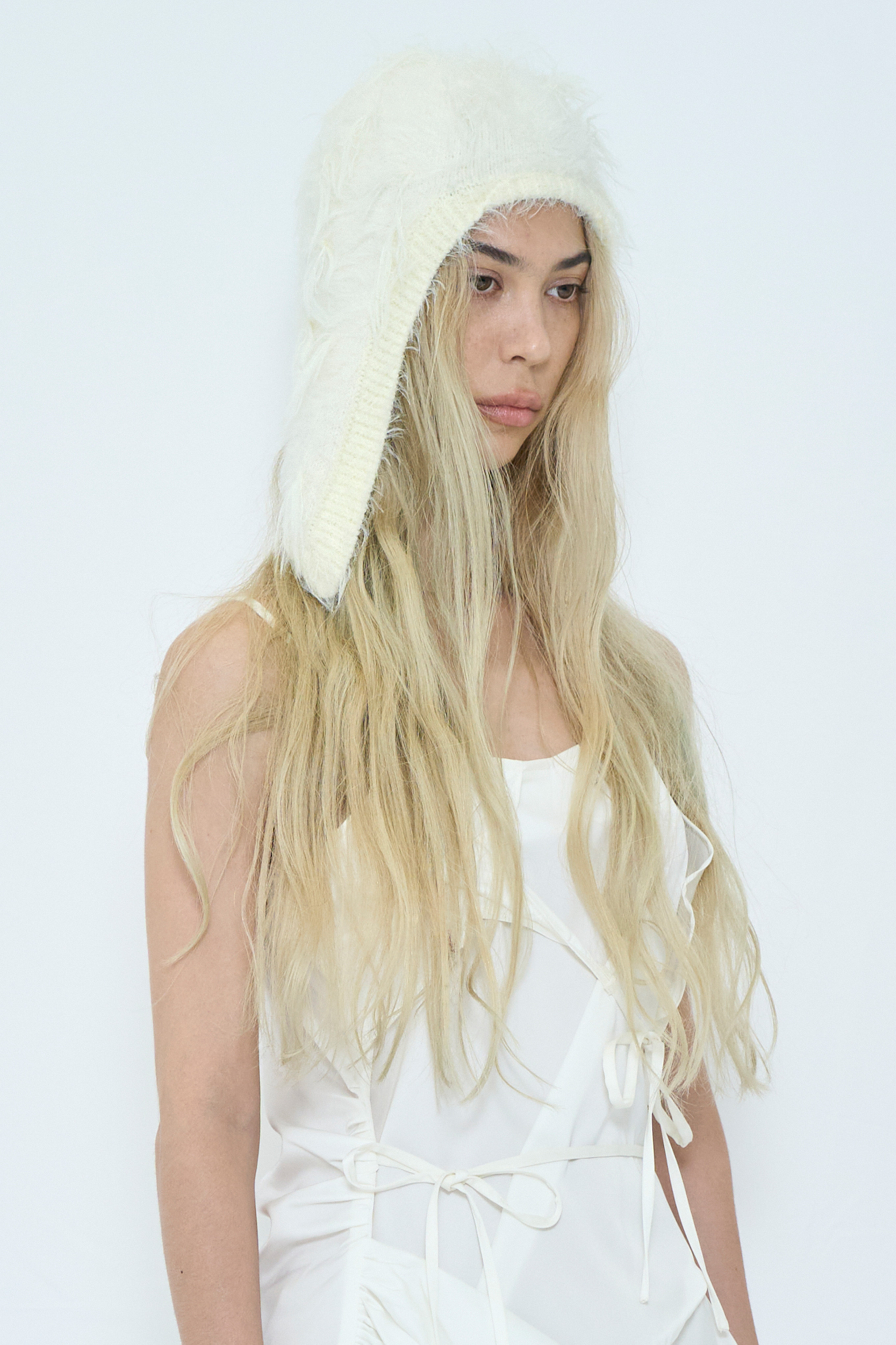 FLUFFY BEANIE / WHITE