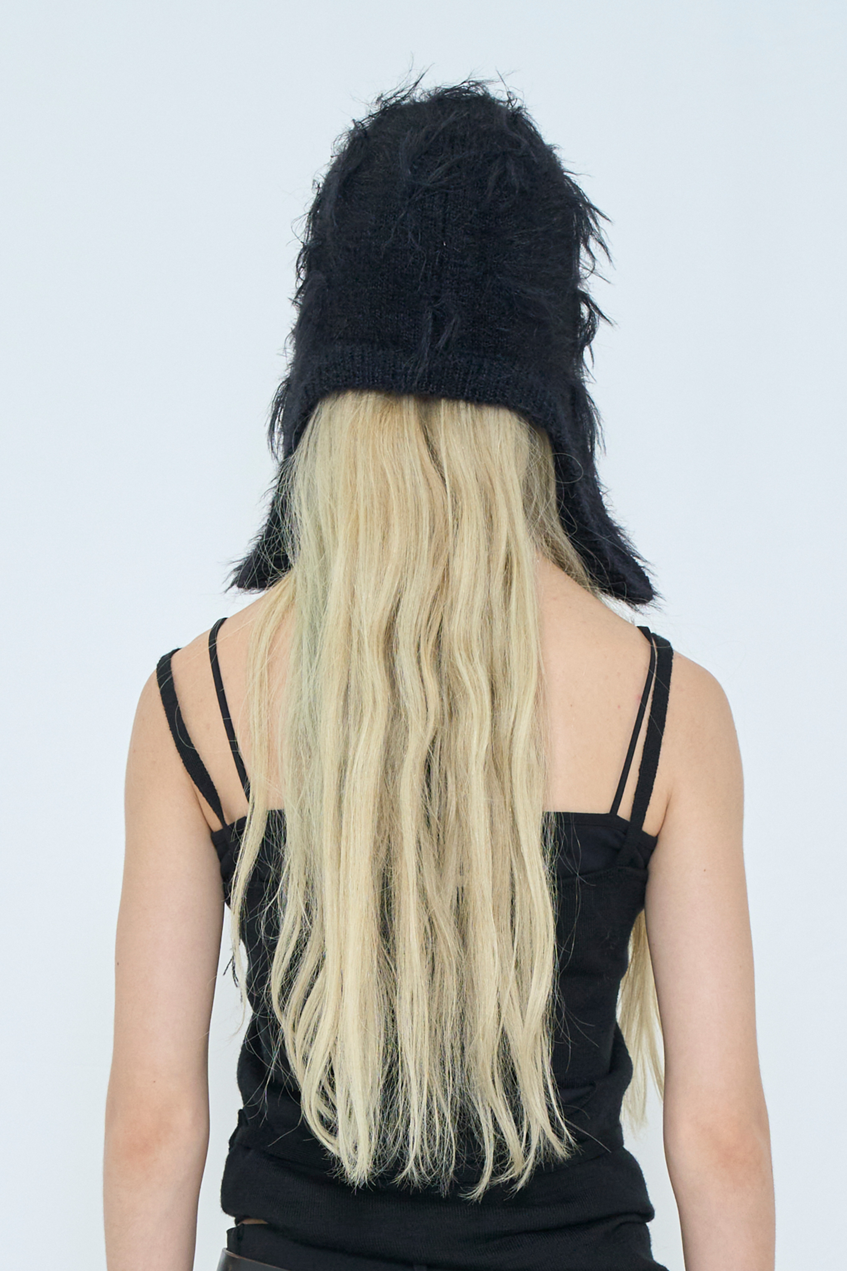 FLUFFY BEANIE / BLACK
