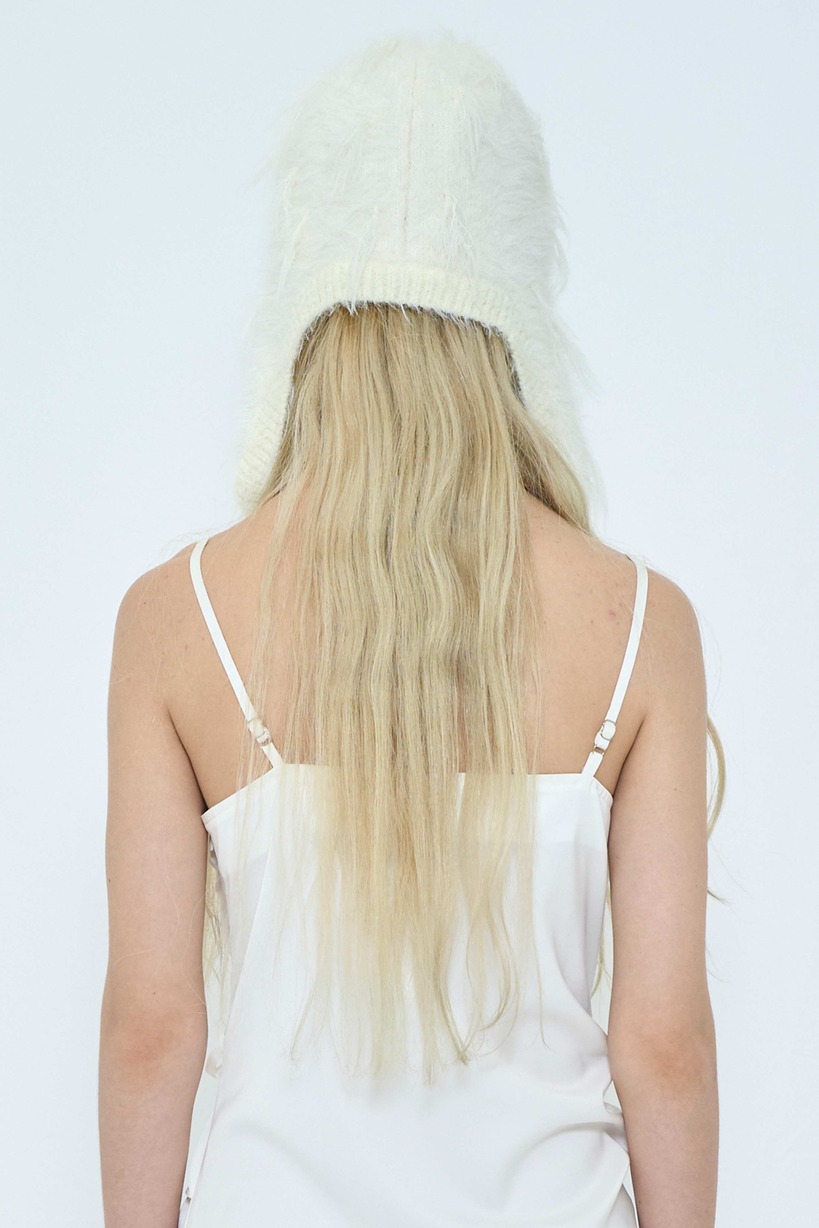 FLUFFY BEANIE / WHITE