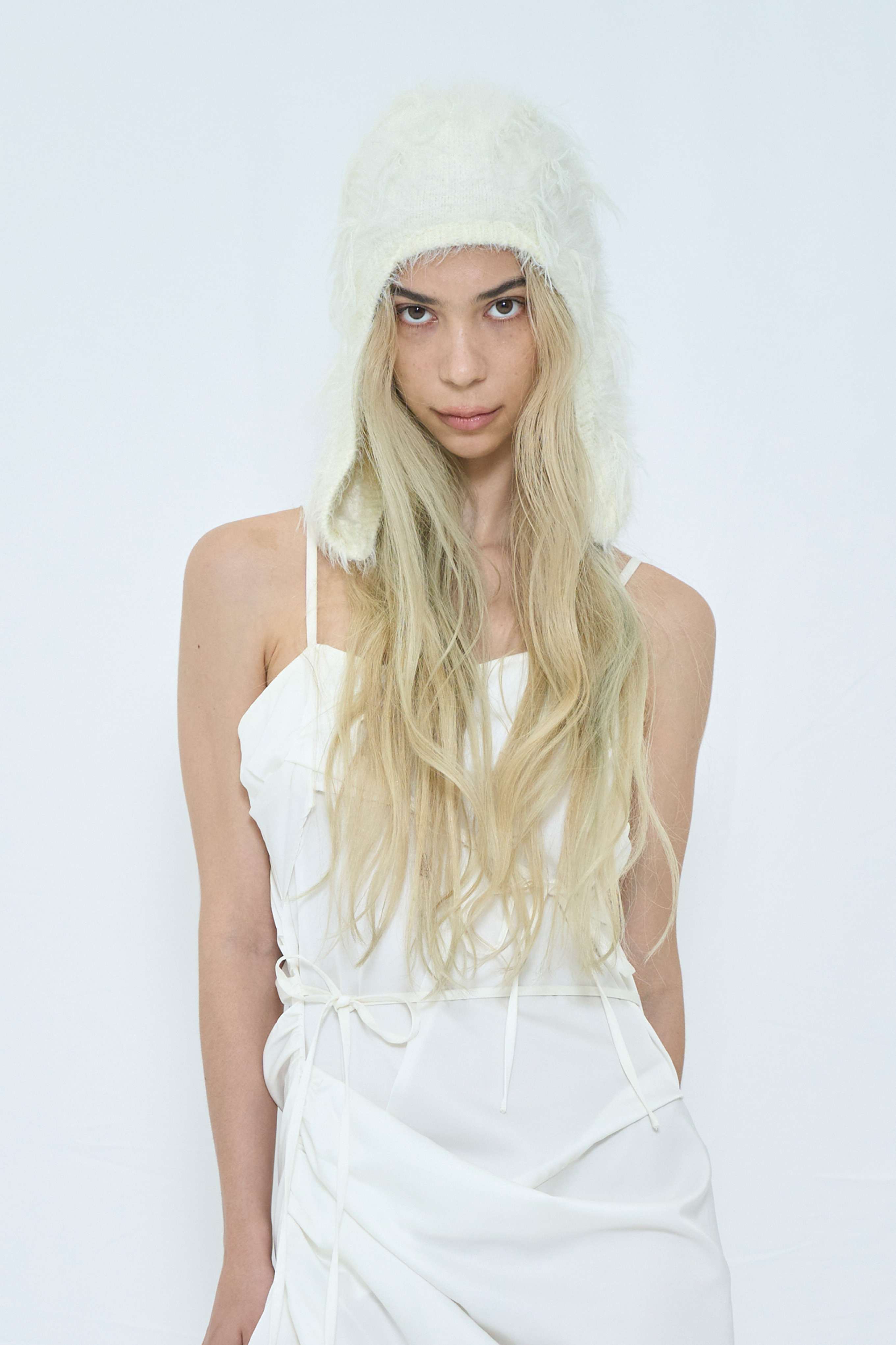 FLUFFY BEANIE / WHITE