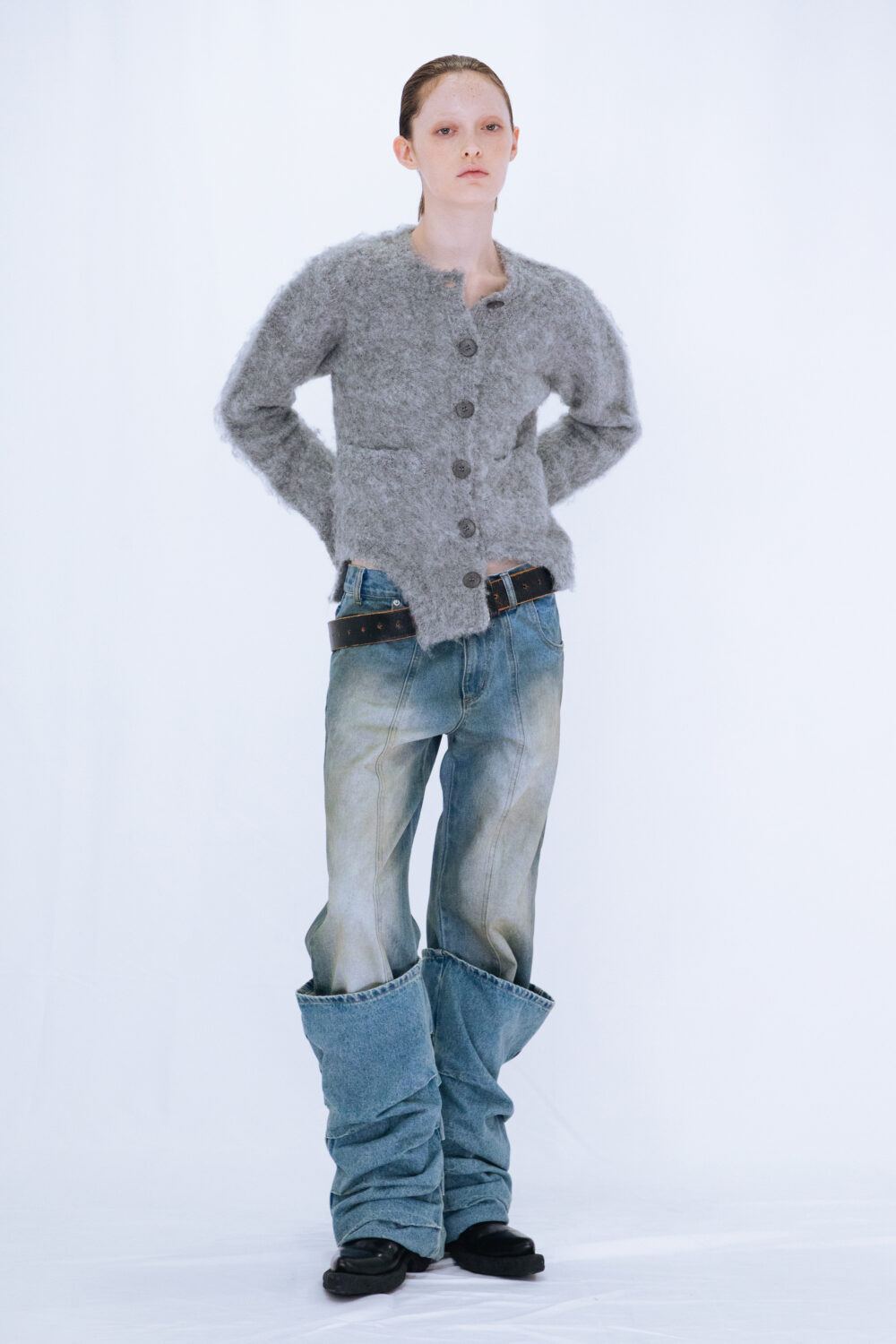 VIAVANDA OVERLAP TUCK DENIM PANTS デニム OVERLAP TUCK DENIM PANTS / BLUE – VIAVANDA