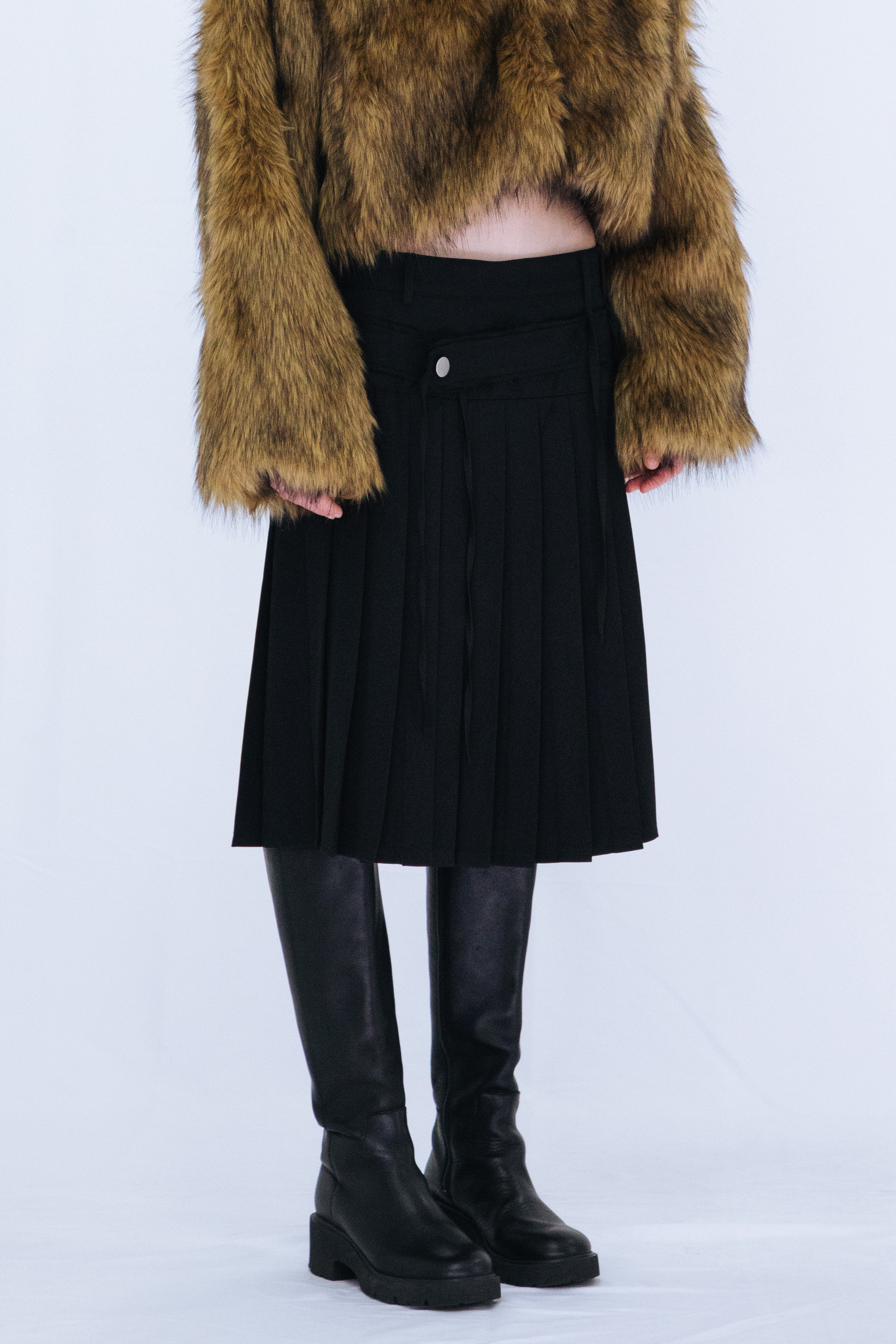 PLEATED MIDI SKIRT / BLACK