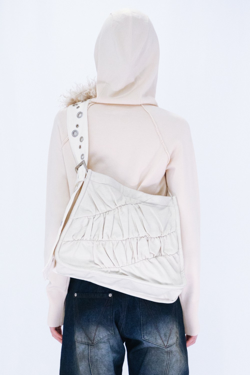 GATHER SHOULDER BAG / IVORY – VIAVANDA