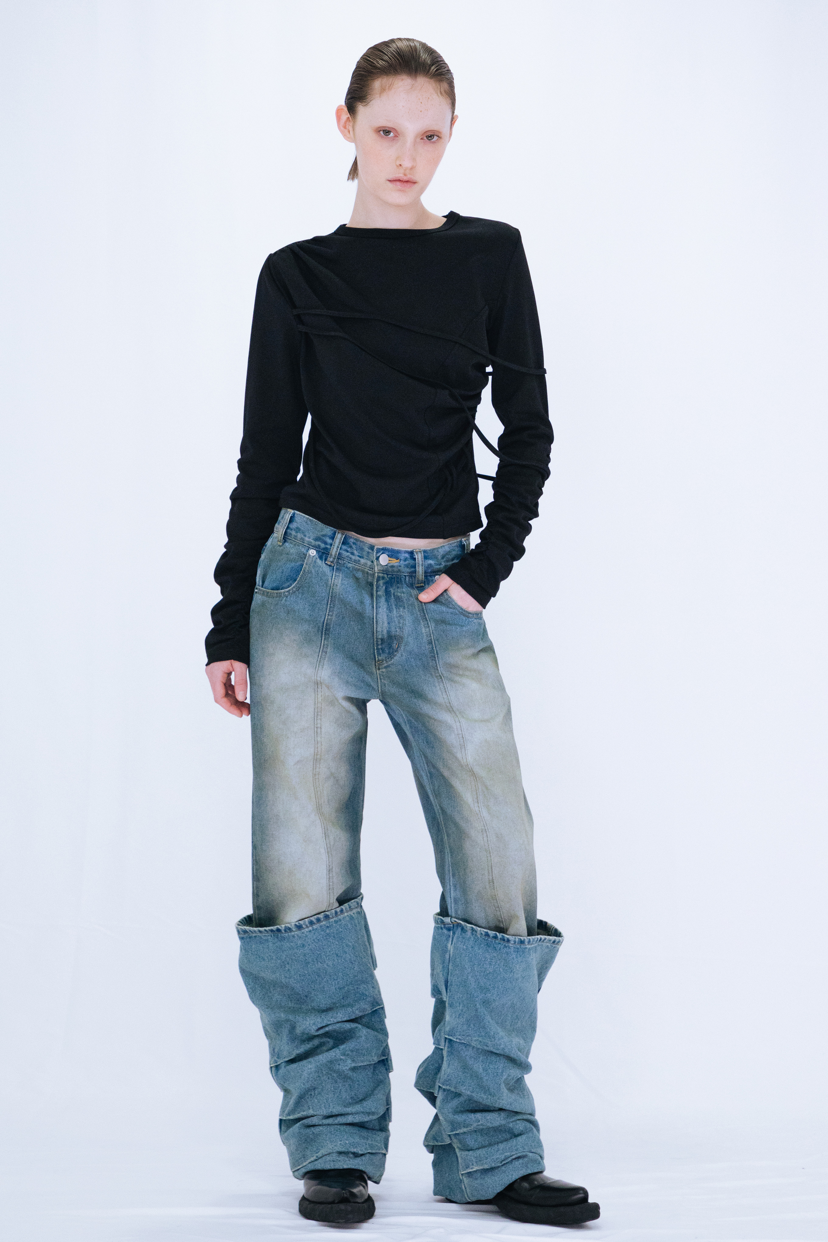 OVERLAP TUCK DENIM PANTS / BLUE