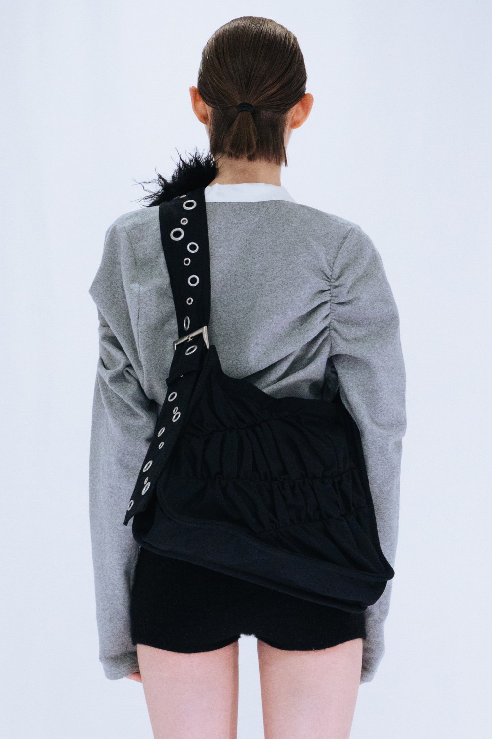 GATHER SHOULDER BAG / BLACK – VIAVANDA