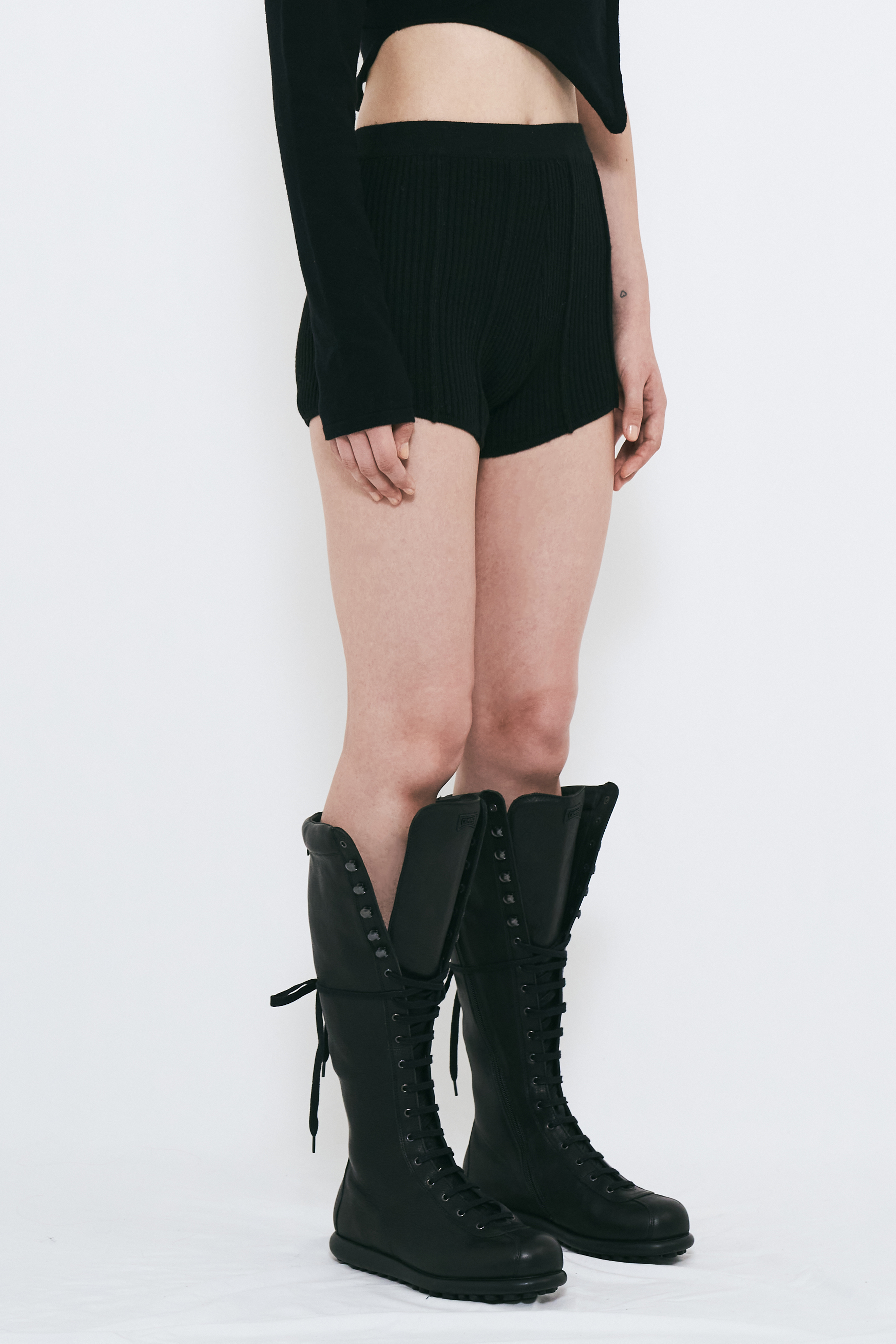 【PRE ORDER】V CUT KNIT SHORT PANTS / BLACK