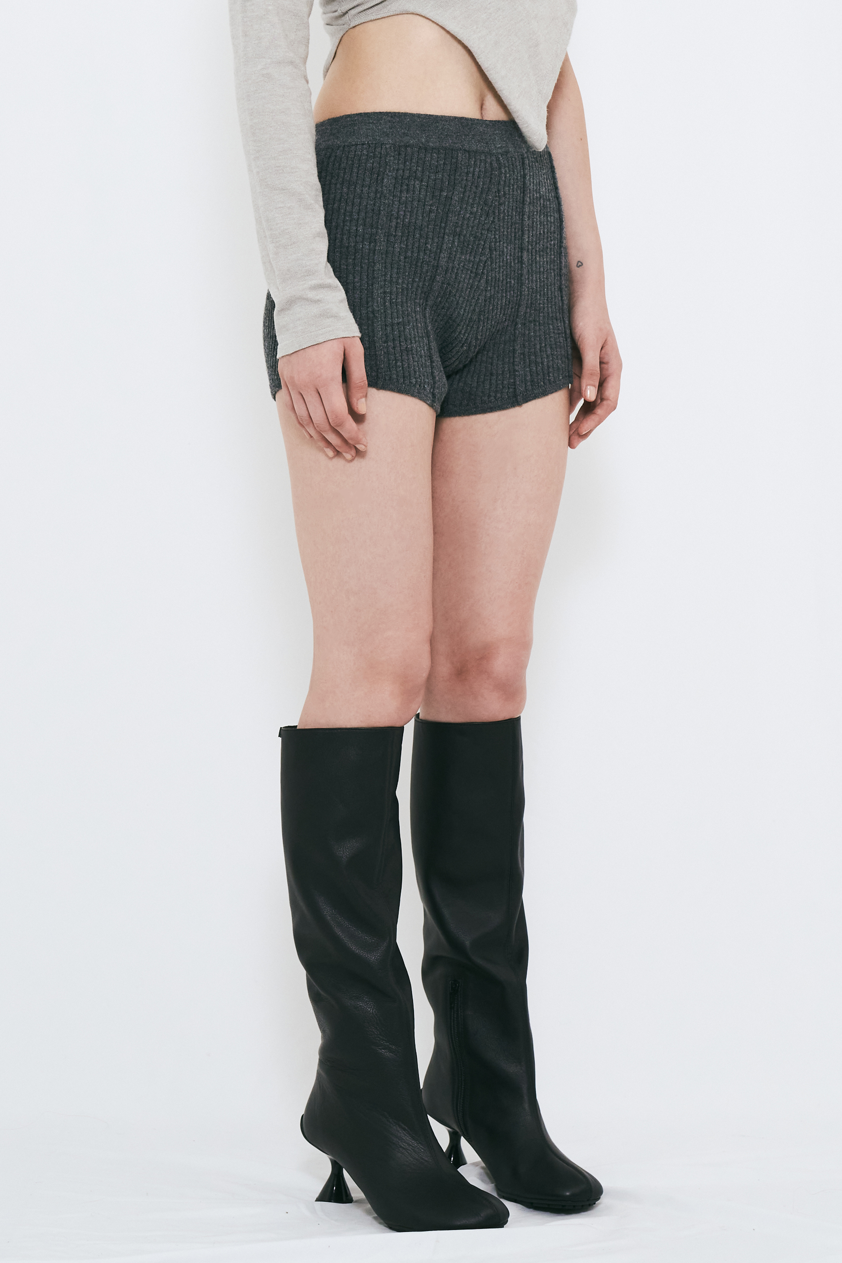 【PRE ORDER】V CUT KNIT SHORT PANTS / GARY